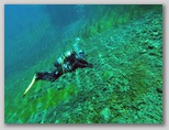 Lago di Posta Fibreno ai piedi delle montagne del Parco Nazionale d'Abruzzo, Lazio e Molise